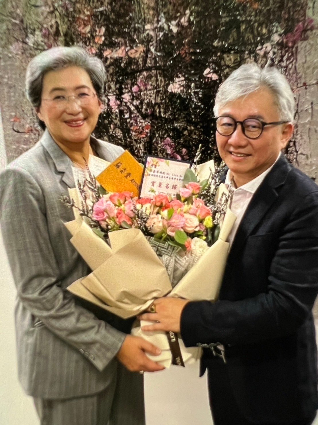  台灣畢卡索蘇奕榮陪同堂妹AMD執行長蘇姿丰女士獲頒國立陽明交通大學名譽博士學位 